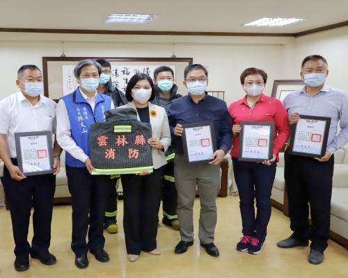 消防衣把罩<br>斗南地區企業、農會及個人共同捐贈消防衣褲及空氣呼吸器義助消防局